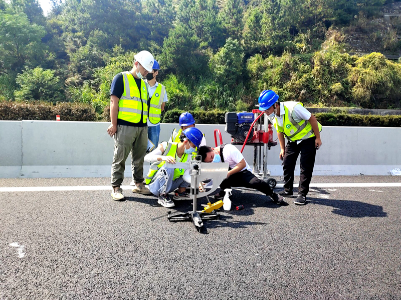 吉康改扩建C1标率先完成全线首段主线路基、路面分段交工验收 (1)